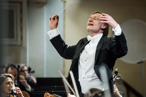 Maestro Artūras Anusauskas prie fortepijono