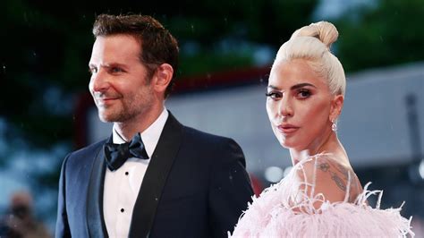 Bradley Cooper ir Lady Gaga atlieka dainą scenoje filme „Taip gimė žvaigždė“