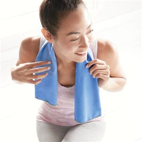 rankšluostis su ledo kompresu ant kaktos