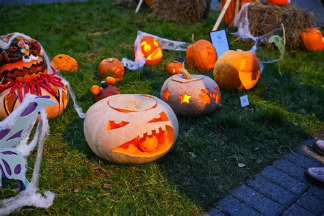 Linksmi Helovino moliūgų žibintai