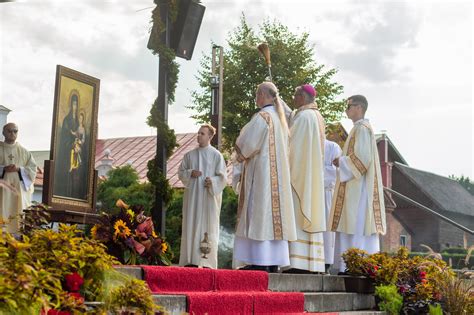 Restauracinis gruntas ant Sokalio Švč. Dievo Motinos paveikslo aptaisų