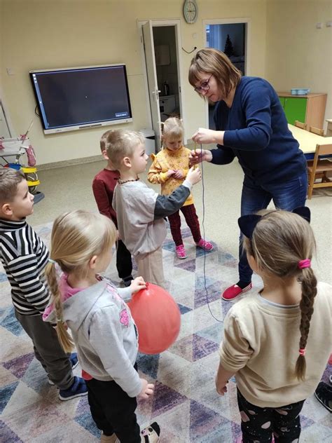 grupės vaikai su gandro tema susijusiais darbeliais