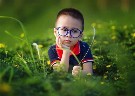 vaikas su akiniais ir užklijuota akimi