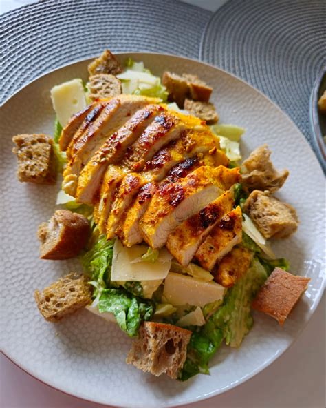 Cezario salotos su vištiena ir skrebučiais