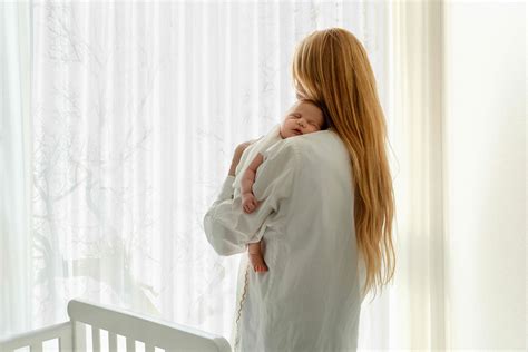 kūdikis jaučia saugumą tėvų glėbyje