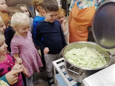 Vaikai darželyje gamina maistą iš skirtingų šalių