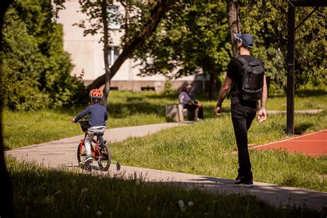 Tėvai fotografuoja aktyvų dvimetį vaiką gamtoje