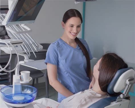 Odontologas konsultuoja pacientę