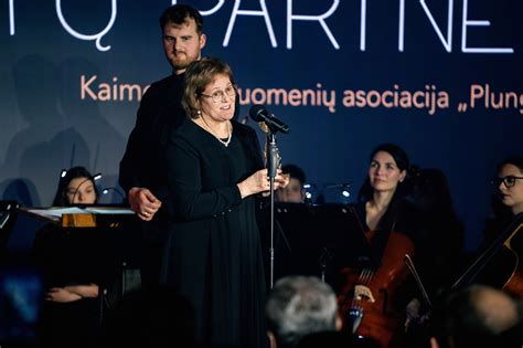 Savanorių ir gyventojų bendravimas bendruomenės renginyje