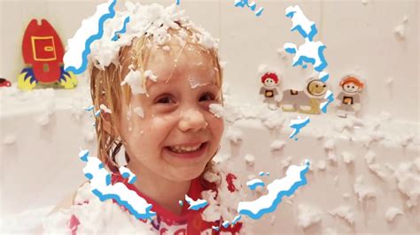 besišypsantis kūdikis vonioje su muilo putomis