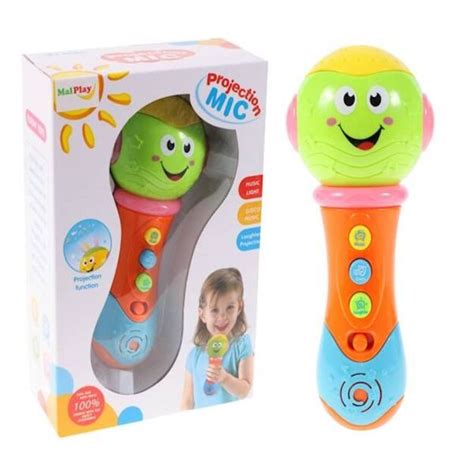 Vaikas dainuojantis su mikrofonu