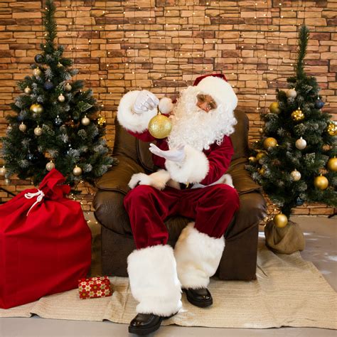 Kalėdų Senelis ir dainuojantys vaikai