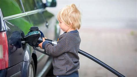 Vaikas vairuoja akumuliatorinį automobilį