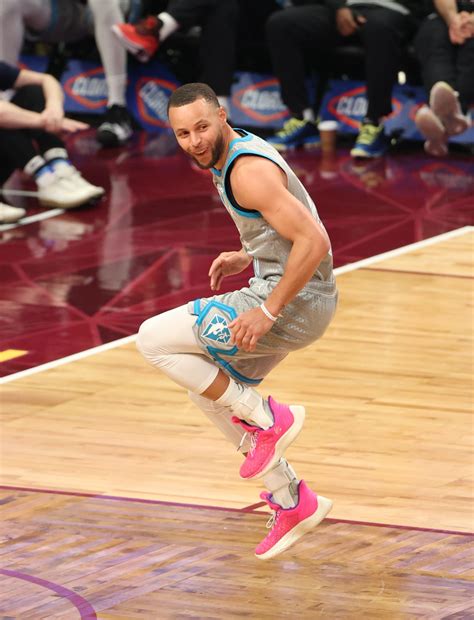 Stephen Curry vaikai krepšinio aikštelėje