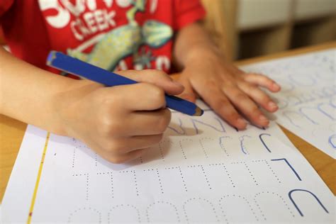vaikas mokosi rašyti su kortelėmis