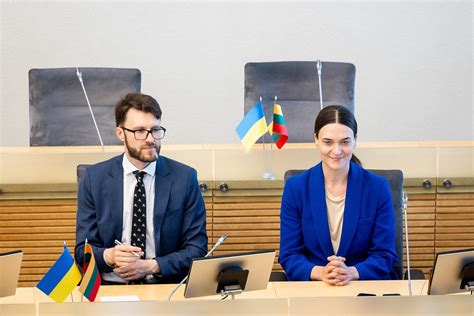 Ministras Vytautas Šilinskas įteikia apdovanojimą