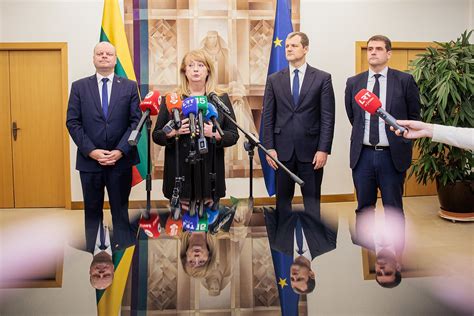 Dovanotojas ir apdovanotasis pasirašo sutartį