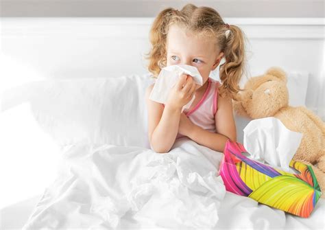 Vaiko veidas su sloga ir termometru