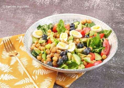 nuotrauka sveiko pusryčių stalo su kiaušiniais ir daržovėmis