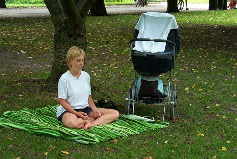 Laiminga mama su kūdikiu parke