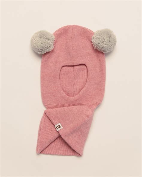 Vaikai su merino vilnos golfais žaidžia lauke