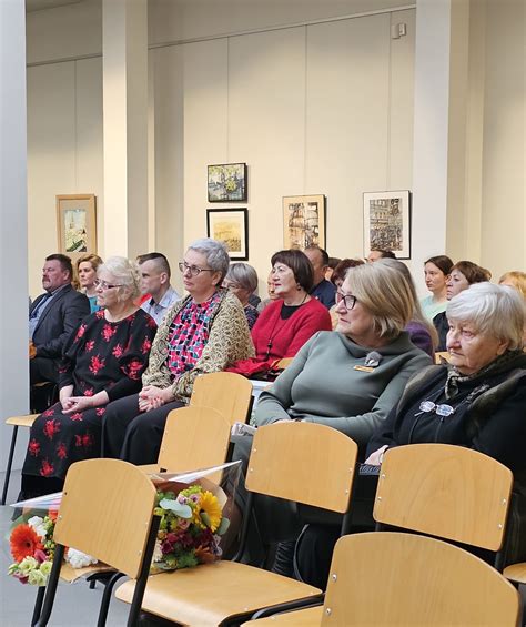 Savanoriai dalija maistą labdaros renginyje