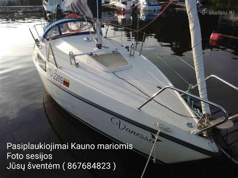 Rimtautas Rimšas prie burinės jachtos vairo