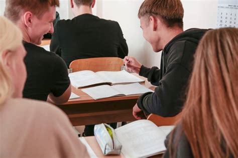 Moksleiviai dirba komandose ir bendrauja