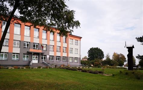 Užvenčio Šatrijos Raganos gimnazijos pastatas