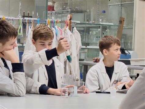 mokiniai dalyvaujantys STEAM veiklose