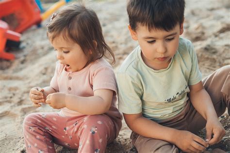 Vaikai žaidžia ir mokosi