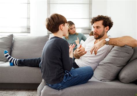 Paauglys kalbasi su tėvais