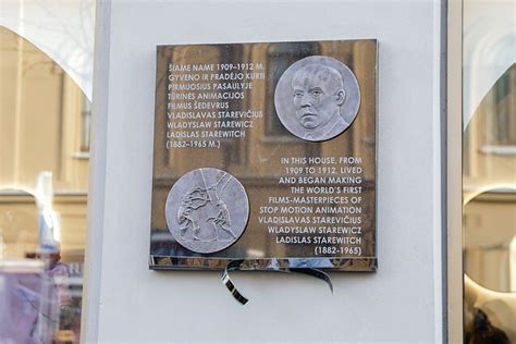 Memorialinė lenta ant Jono Karvelio namo Anykščiuose