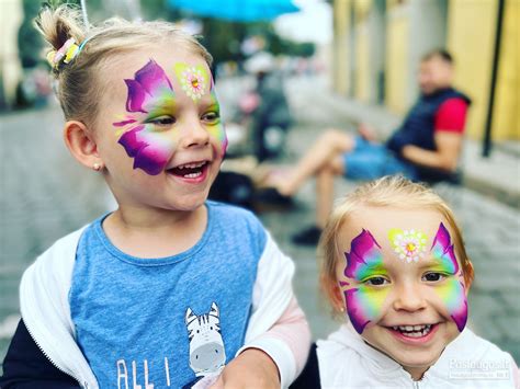 vaikas su nupieštu drugeliu ant veido