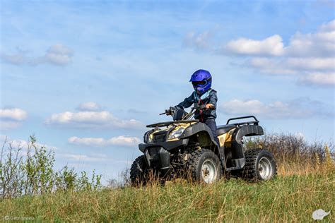 vaikas važiuoja vaikišku keturračiu