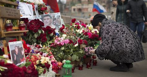 Boriso Nemcovo nužudymo vieta Maskvoje su gėlių memorialu