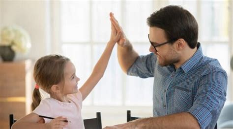 vaikas ir tėvai bendrauja