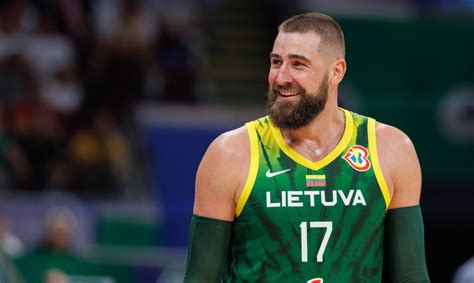 Jonas Valančiūnas žaidžiantis krepšinį