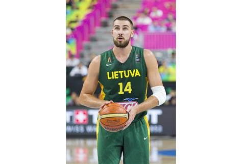 Jonas Valančiūnas su jaunimo rinktinės medaliu