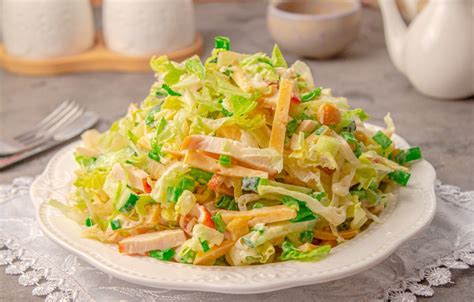 Pekino kopūstų salotos su įvairiomis daržovėmis