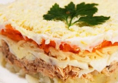 Sluoksniuotos Mimoza salotos su tunu