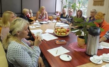 žmonių grupė bendraujanti su socialiniu darbuotoju