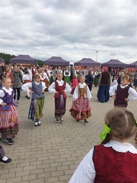 Šeima dalyvaujanti folkloro šventėje