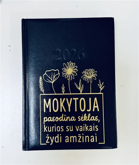 Mokytoja su knyga ir akiniais