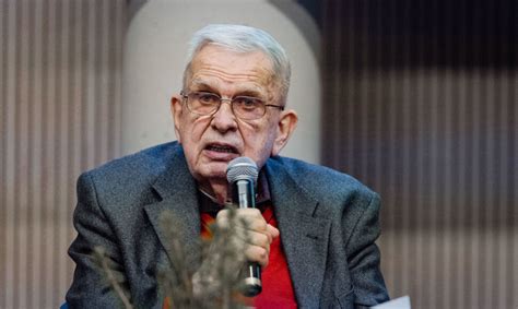 Tomas Venclova su apdovanojimu rankose
