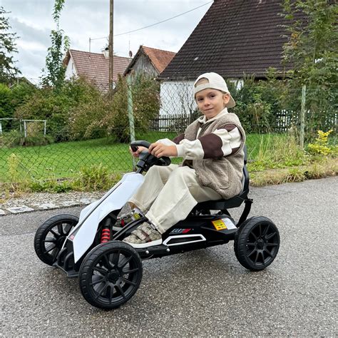 Vaikas su melsvu saugos diržu, žaidžiantis parke