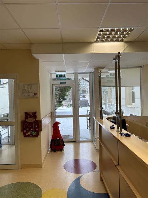 specialistas dirbantis su vaiku reabilitacijos centre