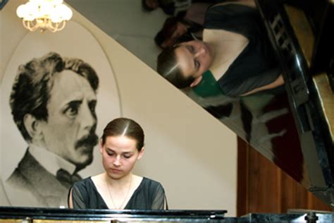Biblioterapijos sesija senelių namuose su knygomis ir muzika