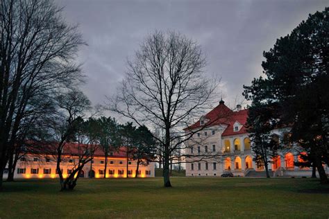 Biržų pilies rūmai, kuriuose įsikūrusi biblioteka