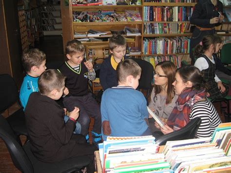 Vaikai, skaitantys Biržų bibliotekos vaikų skyriuje